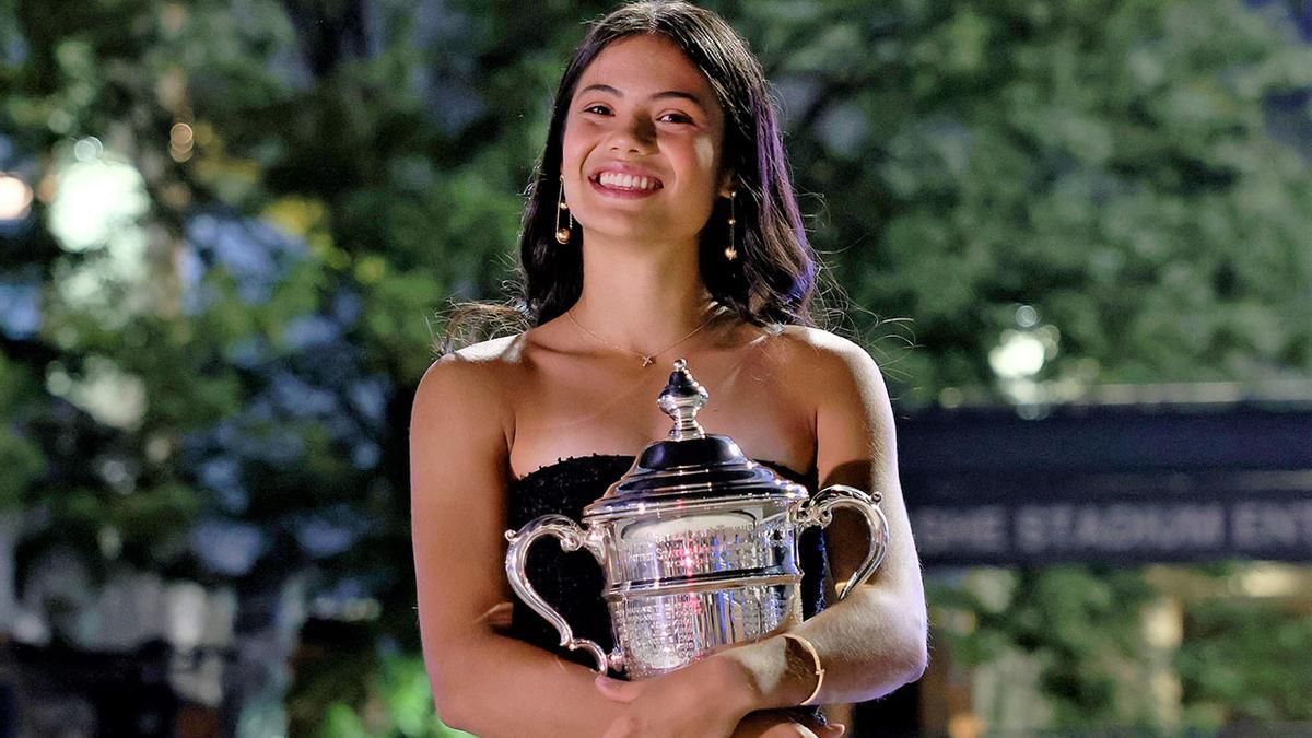 Raducanu, con el trofeo de campeona del Abierto de EEUU.