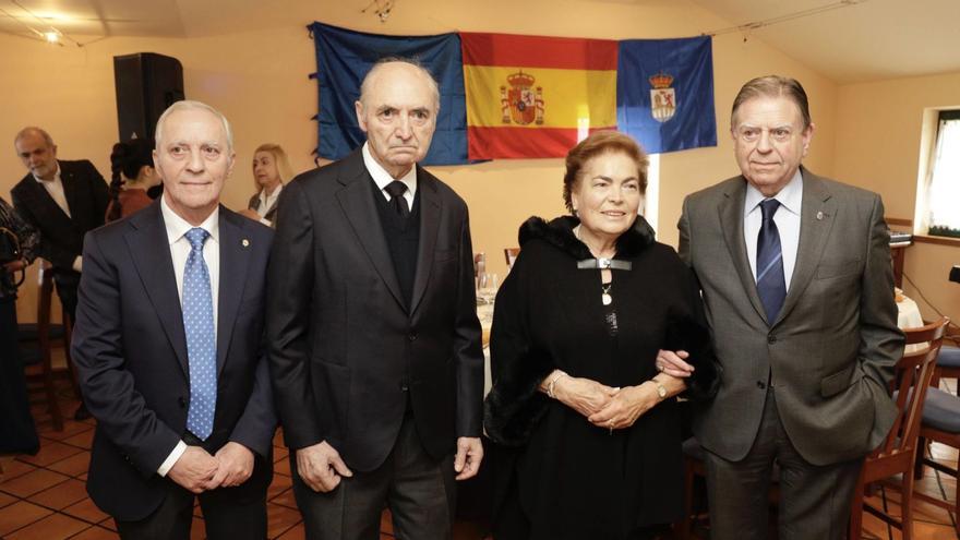 La Asociación Día de Galicia homenajea a Araceli Estrada, primera mujer conductora de ambulancias, y a Bernardo Gutiérrez, de Bernardo Boutique