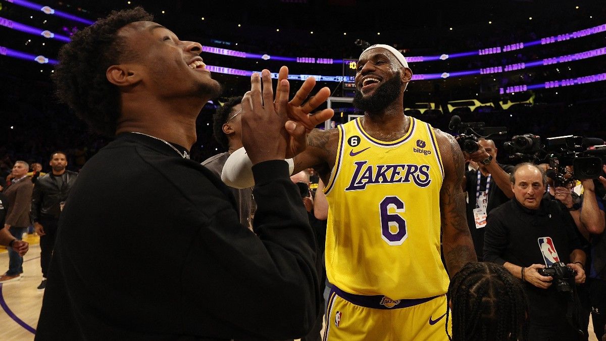 LeBron James junto a su hijo 'Bronny' tras haberse convertido en el máximo anotador histórico de la NBA