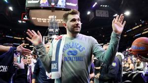  Doncic abandona sonriente la cancha de los Suns tras una nueva exhibición con la que lleva a los Mavericks a la final del Oeste