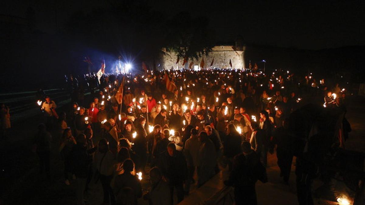 Simpatizantes de ERC, en la marcha de antorchas en el homenaje a Companys, en el castillo de Montjuïc, a las 06.30 de este jueves.