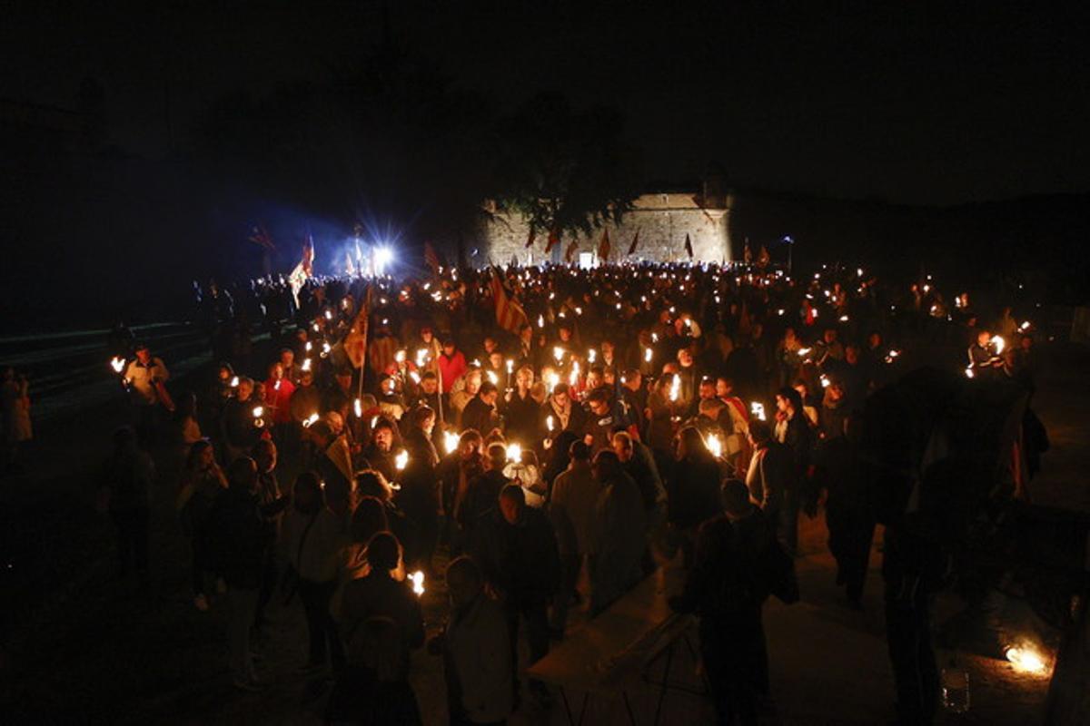 Simpatitzants d’ERC, a la marxa de torxes en l’homenatge a Companys, al castell de Montjuïc, aquest dijous a les 06.30.