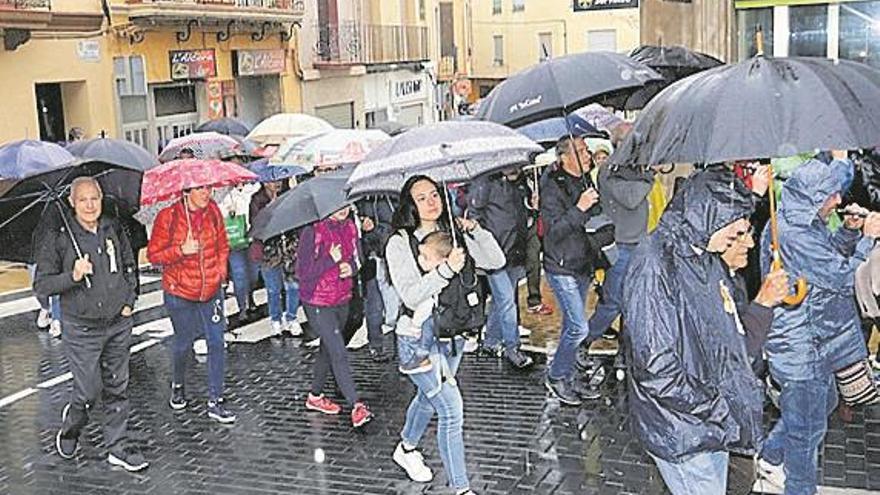 La fuerza de la tradición vence a la lluvia en la Festa del Rotllo alcorina