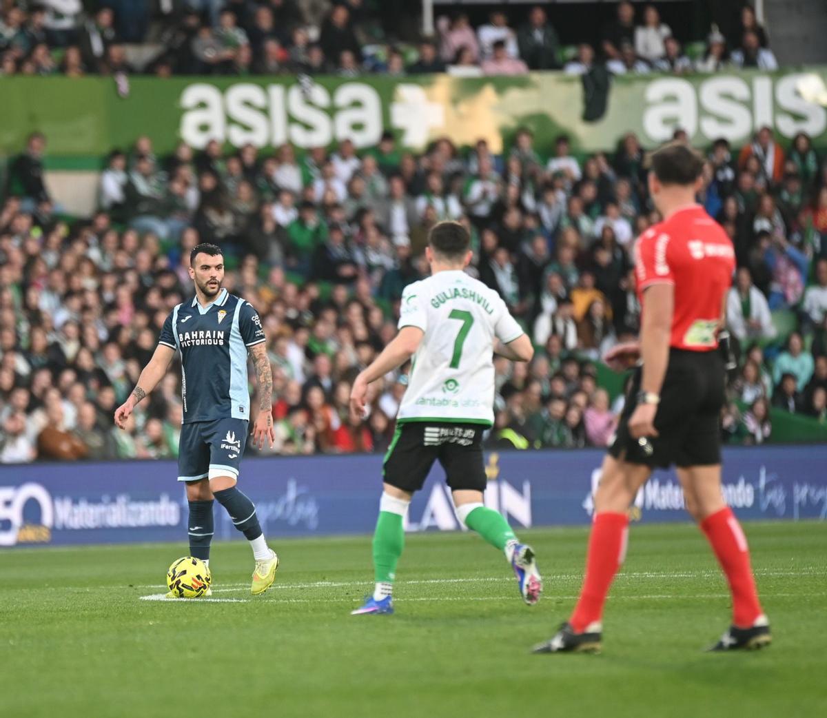 Álex Martín controla el balón en el encuentro entre el Córdoba CF y el Racing de Santander