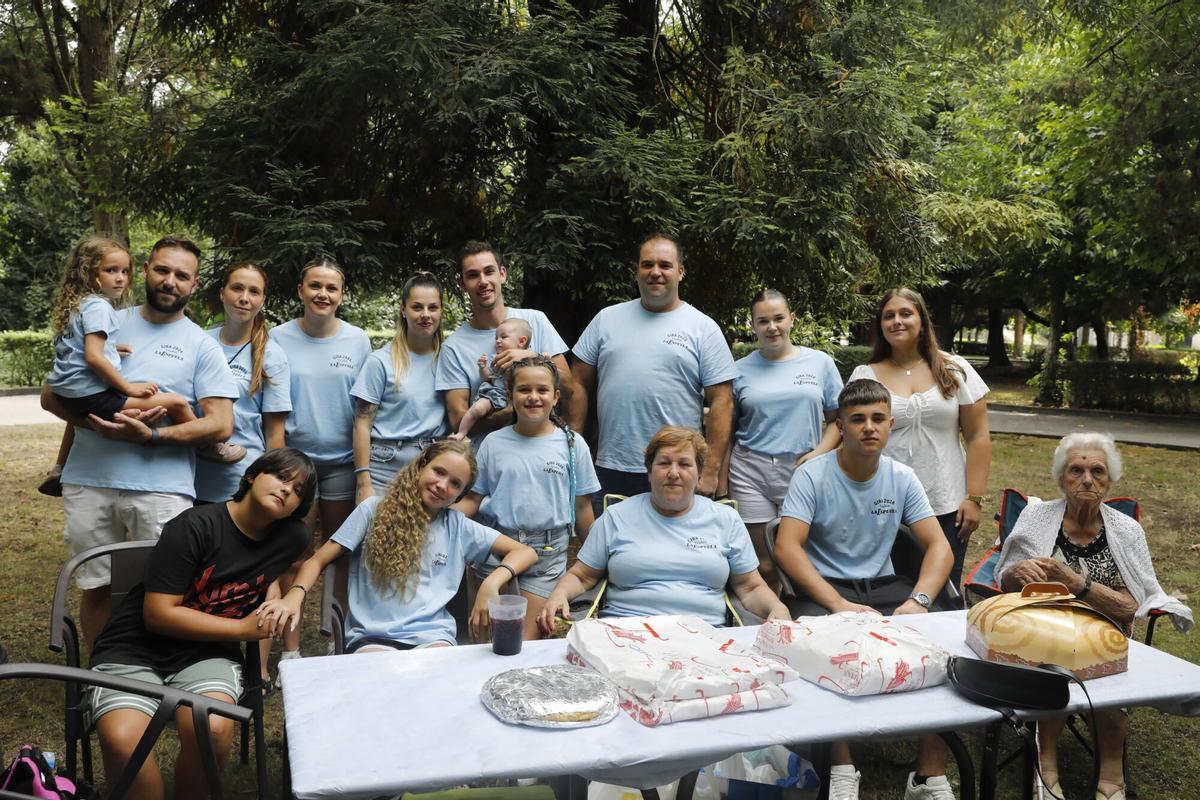 Trubia. El parque de Cataluña. Reportaje en la Jira de las fiestas de la localidad, con los romeros comiendo el bollo