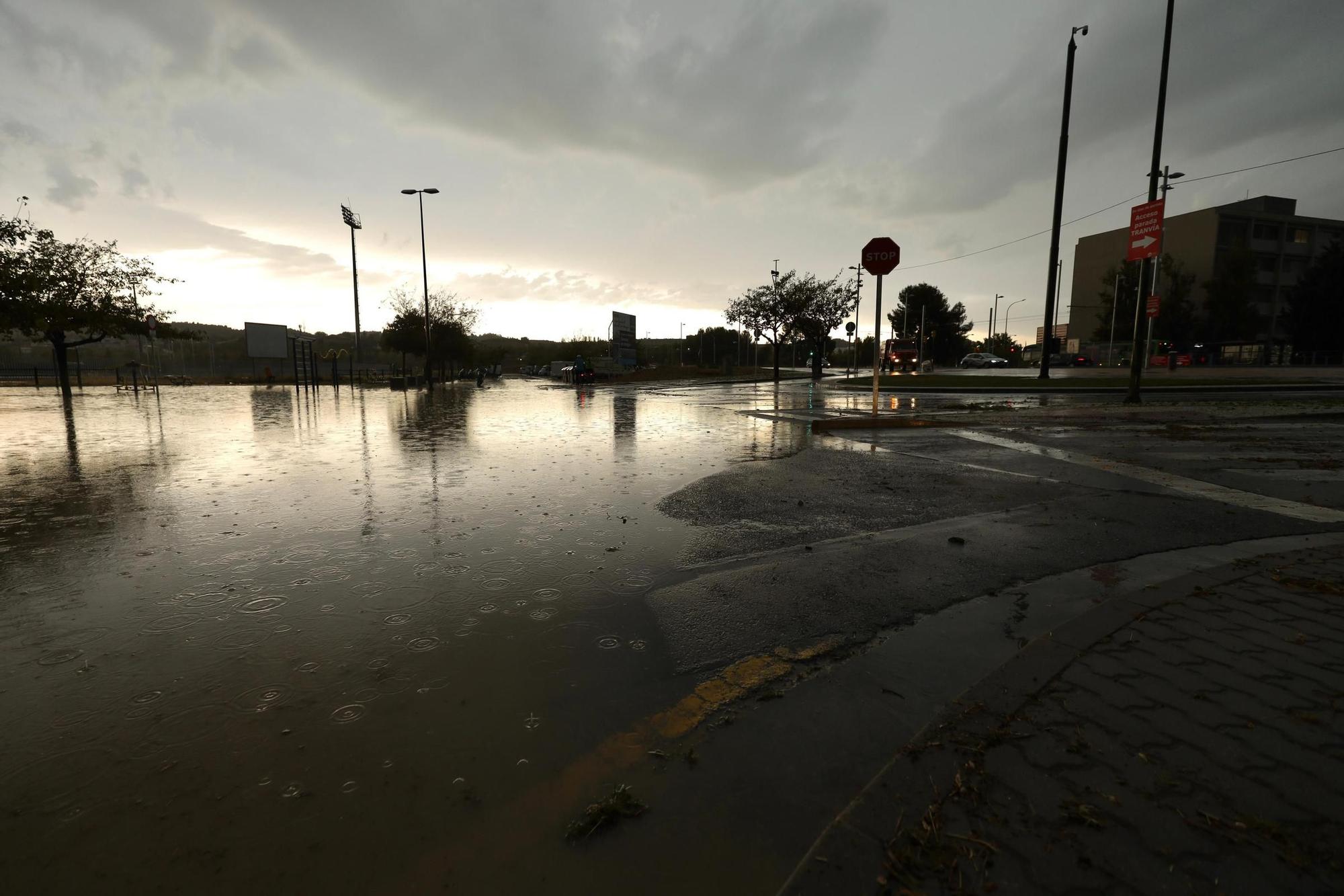 En imágenes I La lluvia anega varias calles de Zaragoza y obliga a intervenir a los bomberos
