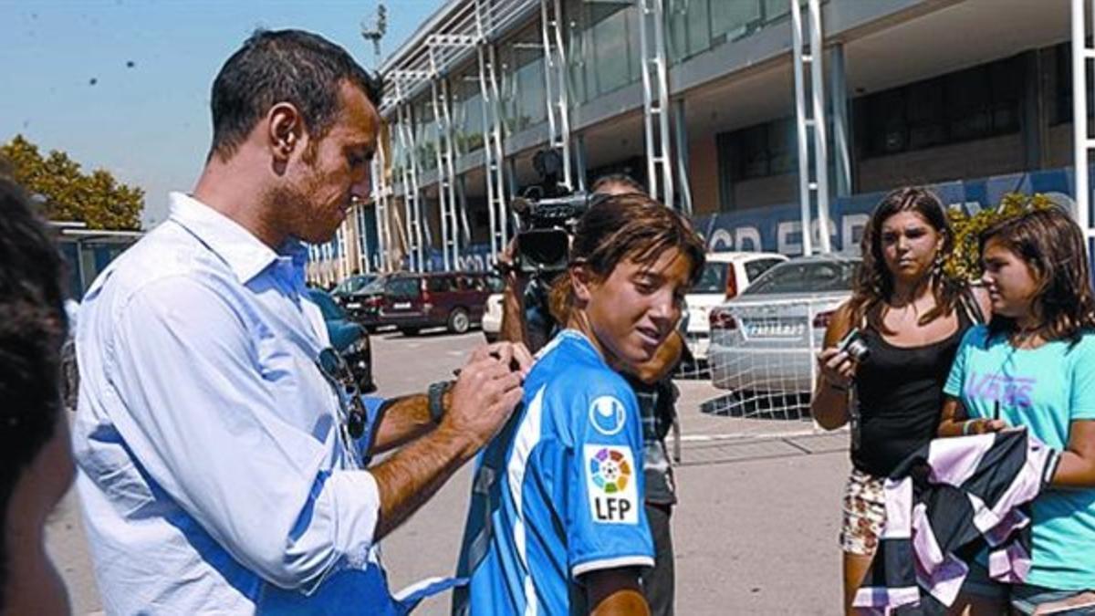 Moisés firma un autógrafo a una seguidora perica, ayer en Sant Adrià.