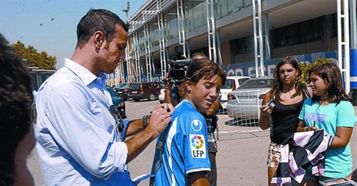 Moisés firma un autògraf a una seguidora periquita, ahir a Sant Adrià. Moisés firma un autògraf a una seguidora periquita, ahir a Sant Adrià.