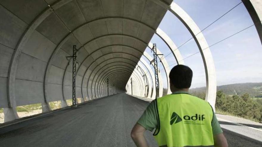 Un operario observa las obras de un tramo de la alta velocidad entre A Coruña y Santiago. / xoán álvarez
