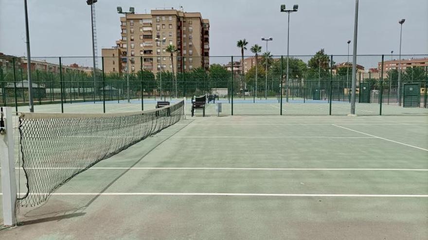 El Ayuntamiento intervendrá en 8 de las 15 pistas de tenis. | JUAN CARLOS CAVAL