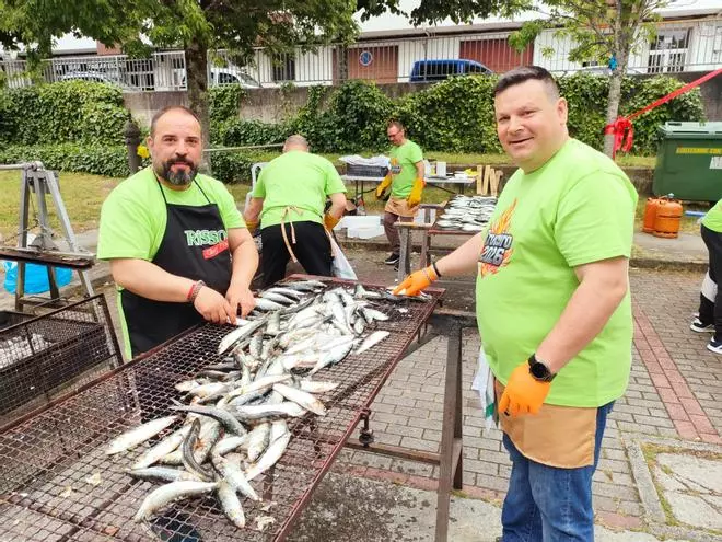 Más de 400 vecinos disfrutan en el Cruceiro da Coruña de la primera sardiñada de la temporada en Santiago