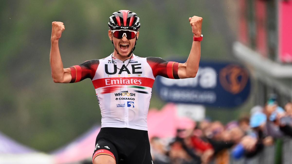 Alessandro Covi celebra su victoria en la Marmolada.