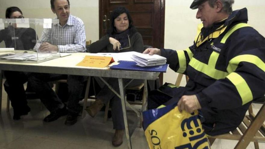 Un cartero deposita el voto por correo en un colegio electoral en los comicios de 2019.