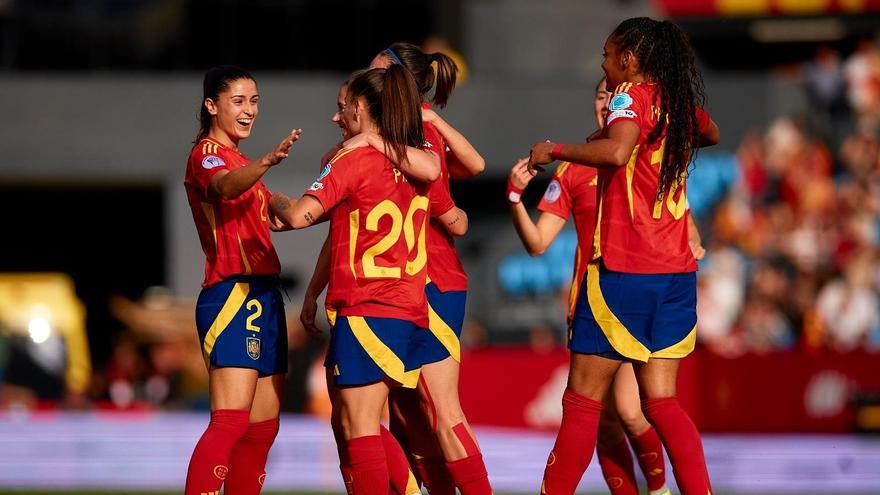 Las jugadoras de la selección española celebran un tanto ante Portugal.