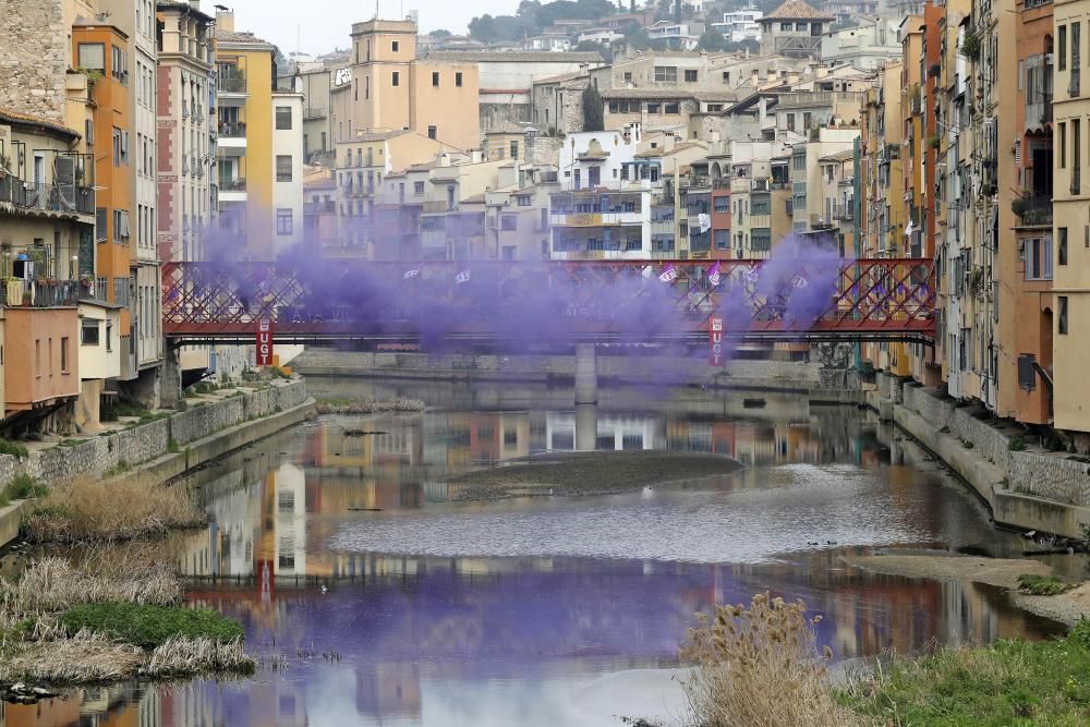 UGT tenyeix de fum lila el pont de ferro de Girona per reivindicar el paper de la dona
