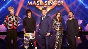 Javier Calvo, Javier Ambrossi, Arturo Valls , Paz Vega y José Mota, en el programa ’Mask Singer’ (Antena 3).