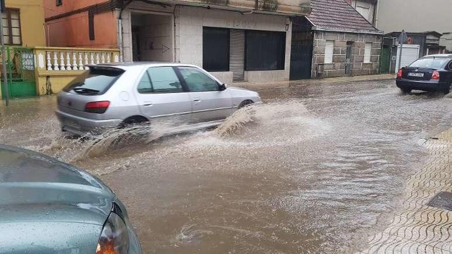 Inundaciones en la céntrica calle Ramón Cabanillas. // F.G.S.