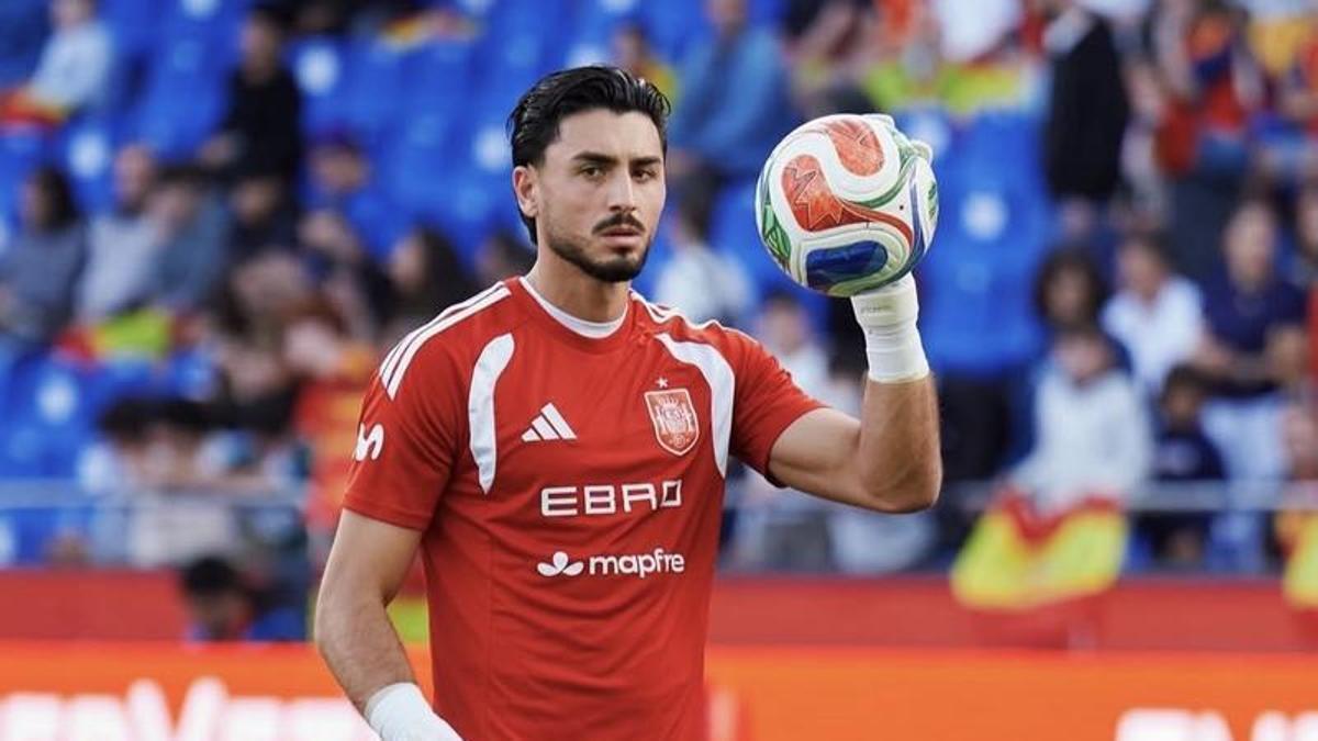 Leo Román, durante el calentamiento del partido entre España e Irak.