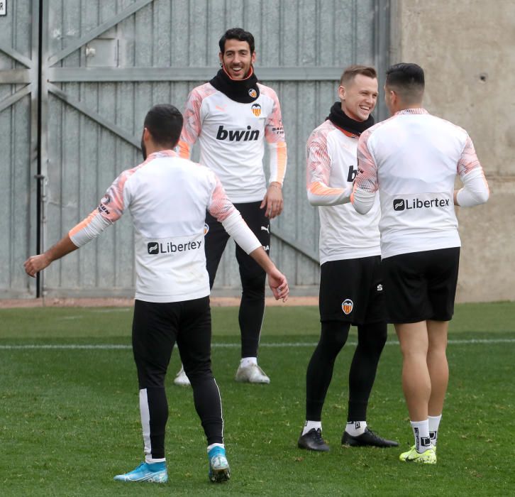 El Valencia CF se ejercita antes del derbi