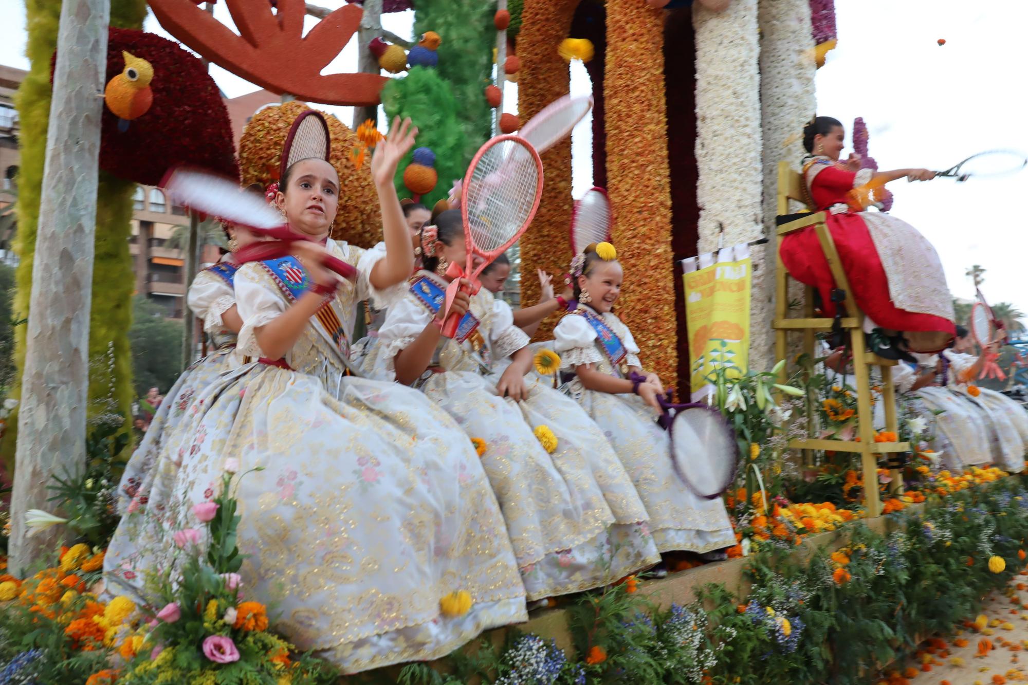 La Batalla de Flores reúne a las falleras de 2022 y 2023