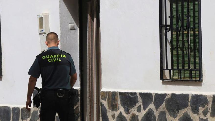 La Guardia civil investiga las causas de la muerte de una mujer.