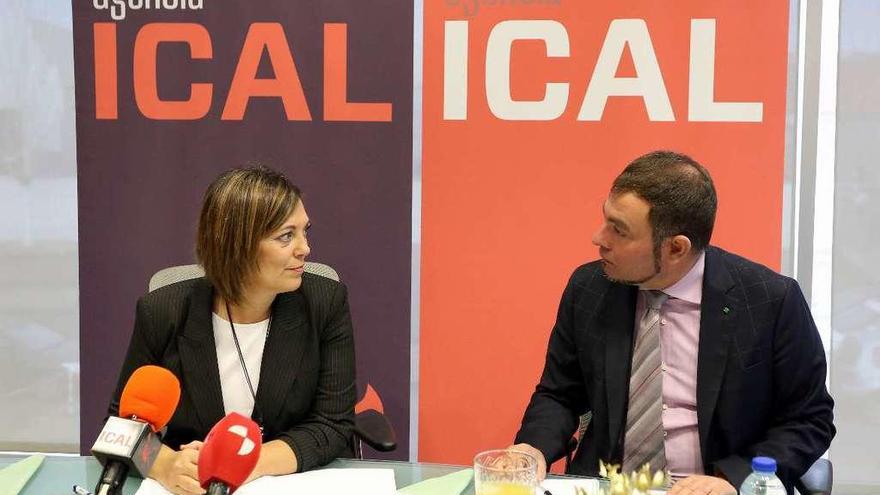 Milagros Marcos, en un desayuno informativo de &quot;Ical&quot;. Junto a ella, el director de la agencia, Luis Miguel Torres.