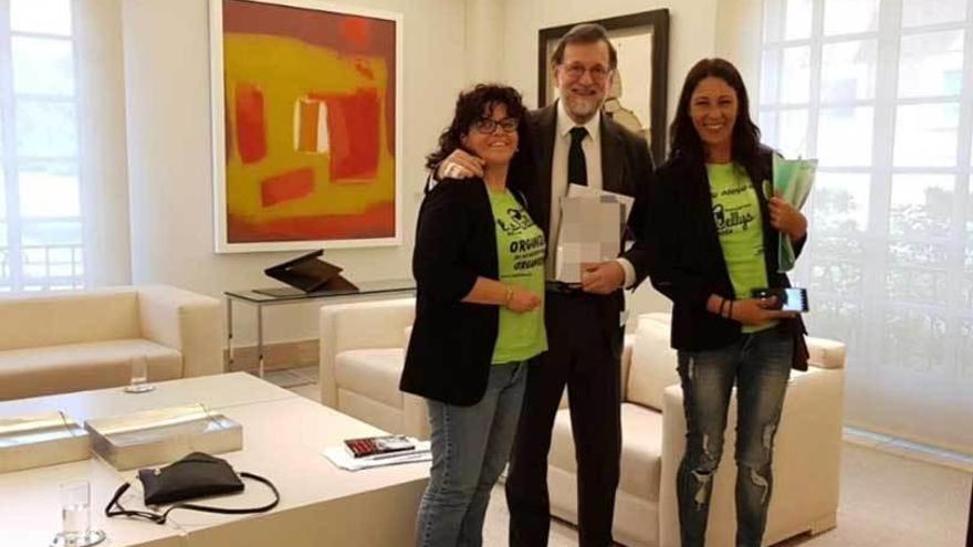 Por la izquierda, la gijonesa Pilar Cazorla, Mariano Rajoy y Myriam Barroso en la Moncloa.