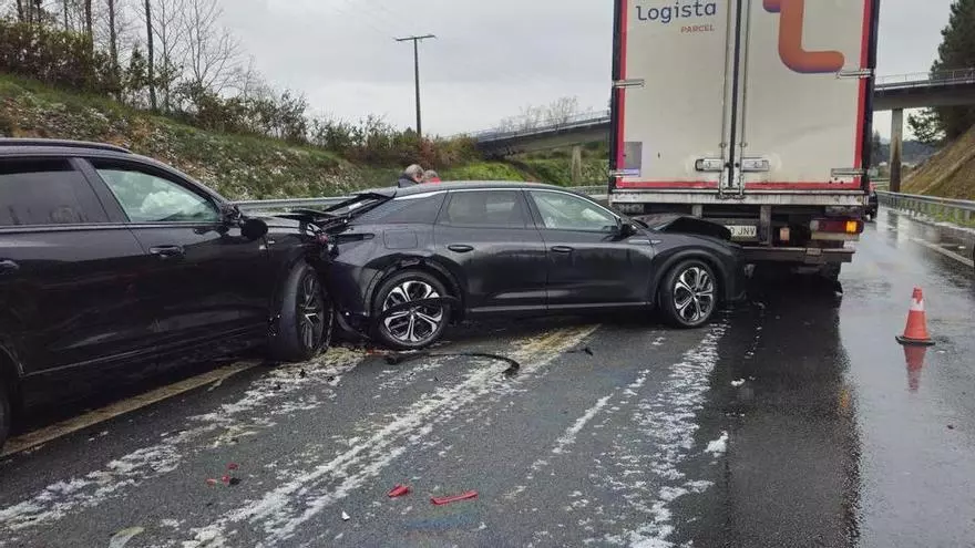 Once vehículos implicados en tres accidentes simultáneos en la AP-9 en Portas tras una fuerte granizada