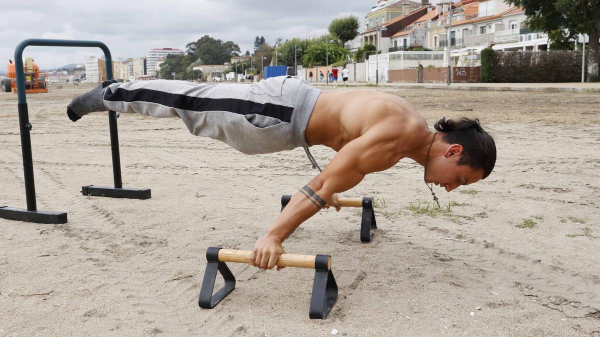 Eloy Fernández, en la playa vilagarciana de A Concha