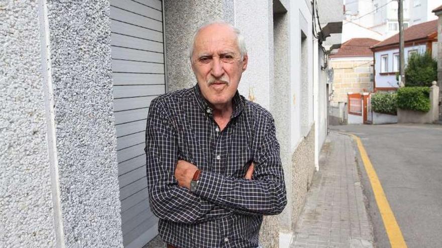 El vendedor Antonio Gómez Coello, delante de su vivienda.