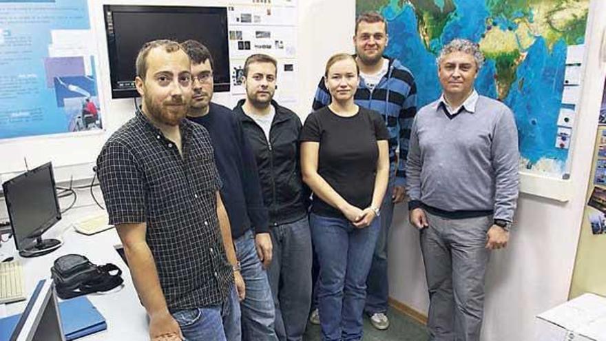 El líder del proyecto, Jesús Torres (primero por la dcha.), con otros miembros de su equipo.  // J. Lores