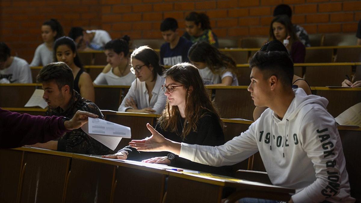 Varios jóvenes, a punto de empezar los exámenes de selectividad, en la Facultat de Biologia de Barcelona, en junio del 2019