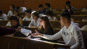 Varios jóvenes, a punto de empezar los exámenes de selectividad, en una facultad catalana, en 2019.