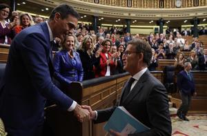 Feijóo, al estrecharle la mano a Sánchez tras su reelección: Esto es una equivocación.