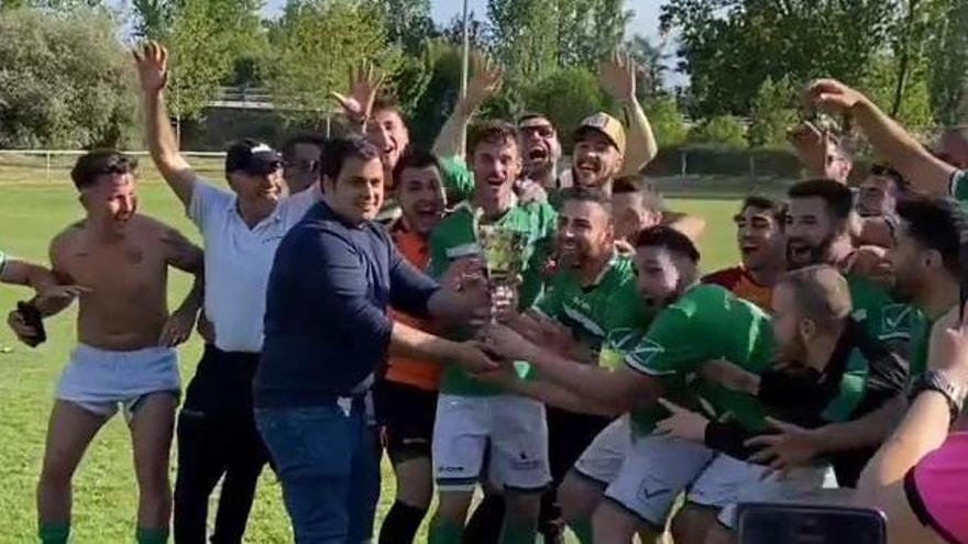 El CD Coreses celebra su título de liga