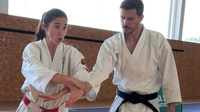 En la imagen de arriba, Sonia Ramos y Javier Peláez; debajo, los participantes en la actividad.  |