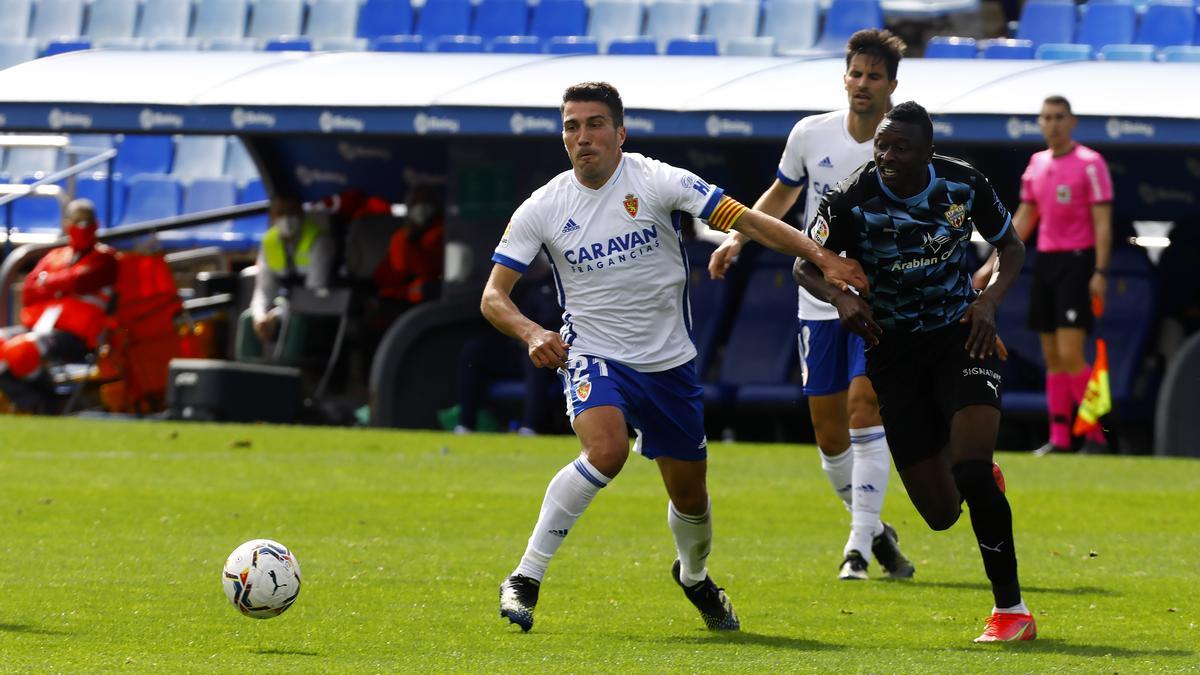 Zapater persigue un balón en el partido ante el Almería en La Romareda.