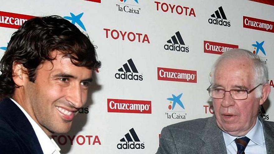 Raúl González y Luis Aragonés en su encuentro en público del año 2008.