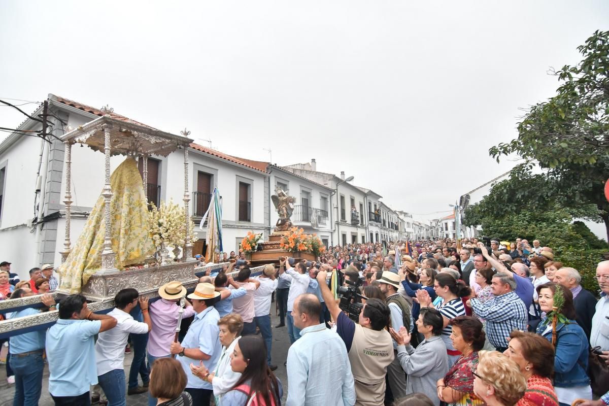 Los jarotes acompañan a la Virgen de Luna a su ermita