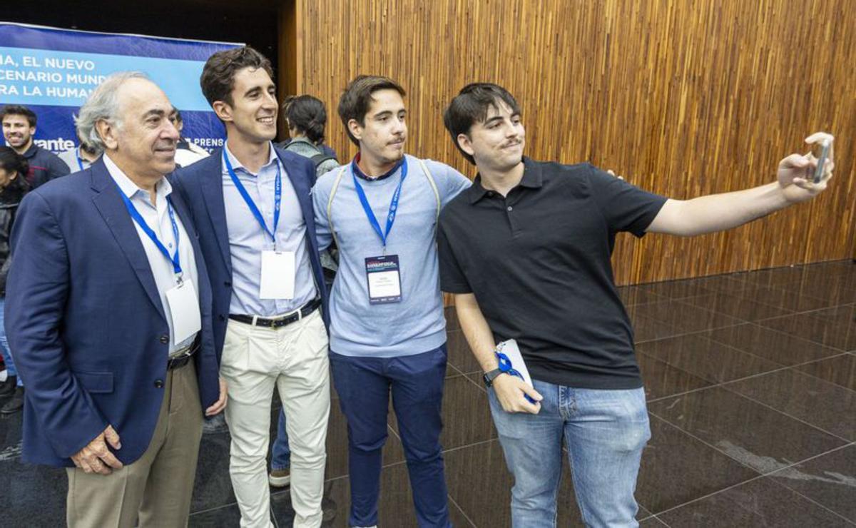 Alex Acero, de Apple, fue uno de los ponentes más solicitados para tener una foto de recuerdo. | ALEX DOMÍNGUEZ
