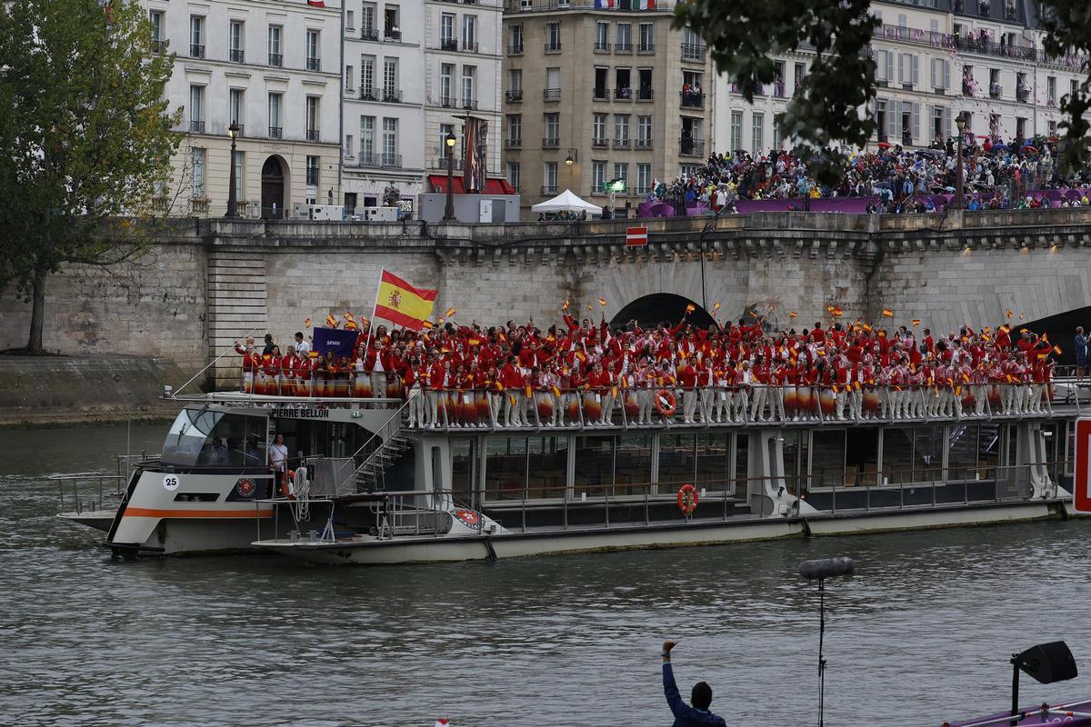 La delegación española desfilando en barco por el río Sena durante la ceremonia de inauguración de los Juegos Olímpicos de París 2024
