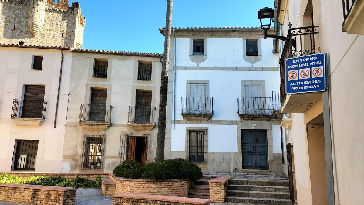 Una de las plazas del interior del casco histórico cauriense.