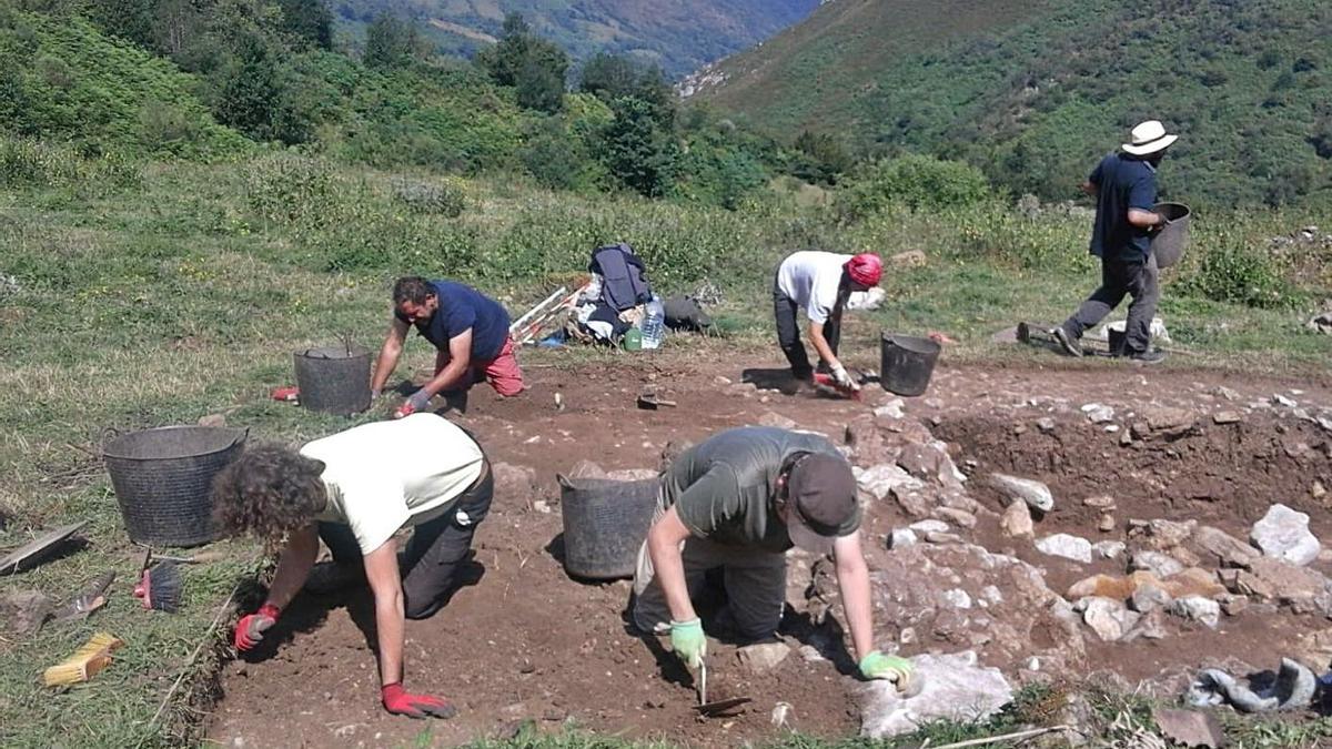 Trabajos arqueológicos en la braña de los Fuexos, en Montovo. | LNE