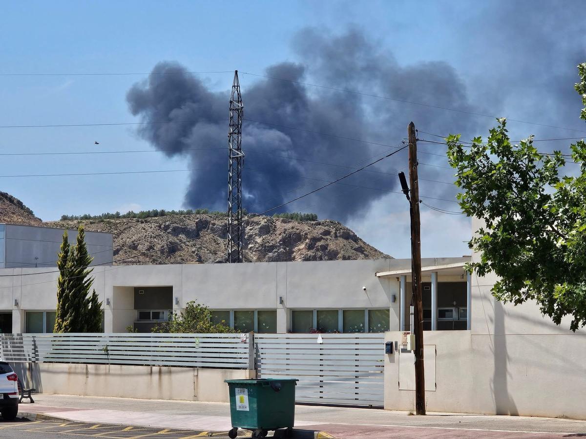 La columna de humo es visible desde varios puntos de Villena.