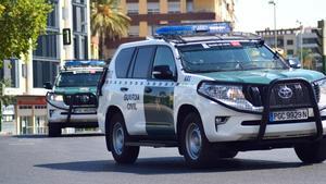 Dos vehículos de la Guardia Civil, cuerpo que ya investiga el caso.