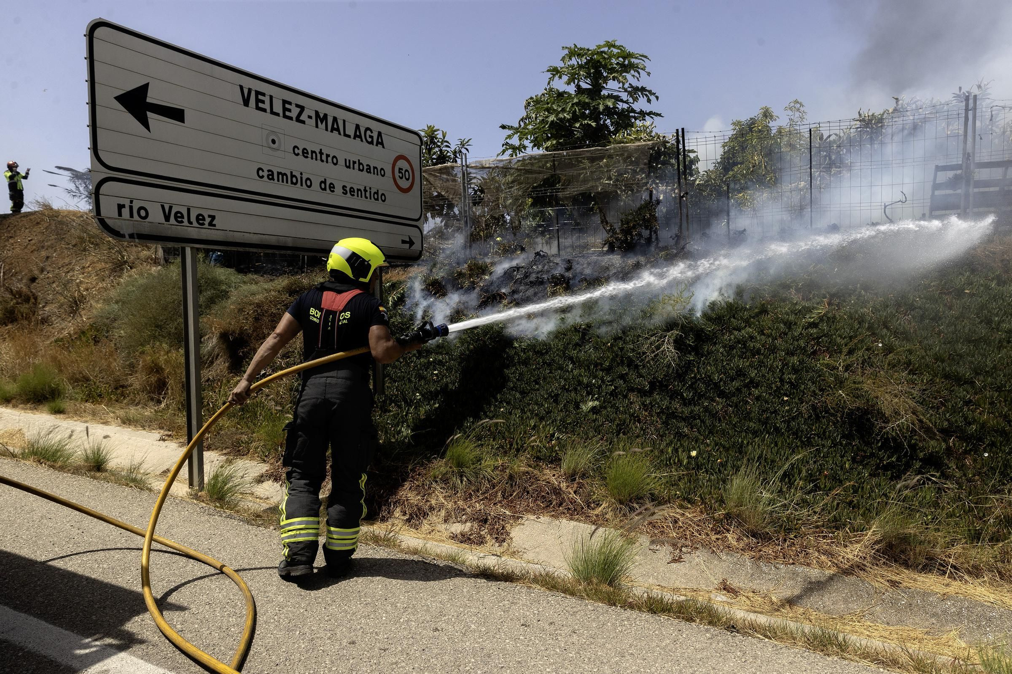 Un incendio calcina dos naves de una explotación de subtropicales en Vélez