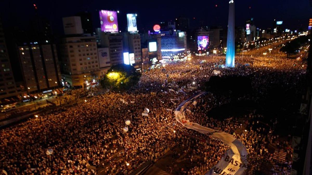 Miles de argentinos protestan contra la gestión del Gobierno, la noche del jueves, en la Avenida 9 de Julio de Buenos Aires.