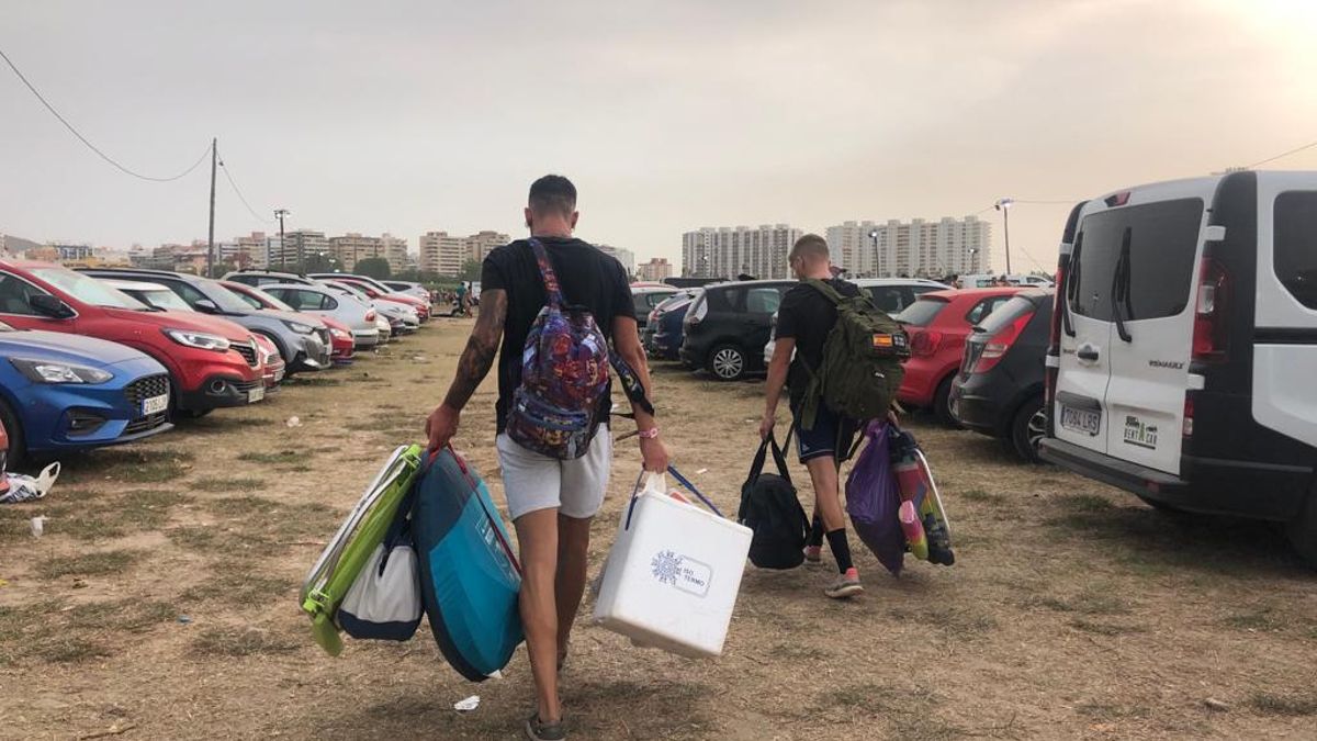 Los asistentes al festival comienzan a abandonar el recinto tras una noche que califican como una pesadilla