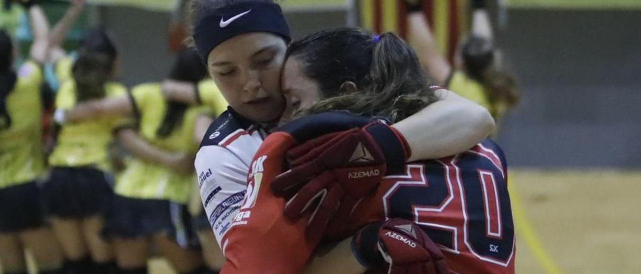 Mili Carrera abraza a Fernanda Hidalgo, ante las jugadoras del Palau celebrando su victoria en Mata Jove. | Marcos León