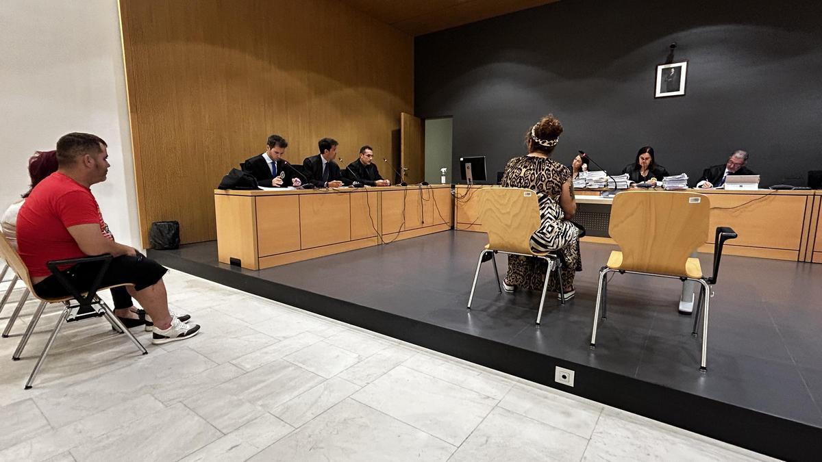 Los acusados de espaldas en el juicio celebrado este miércoles en la Audiencia Provincial.